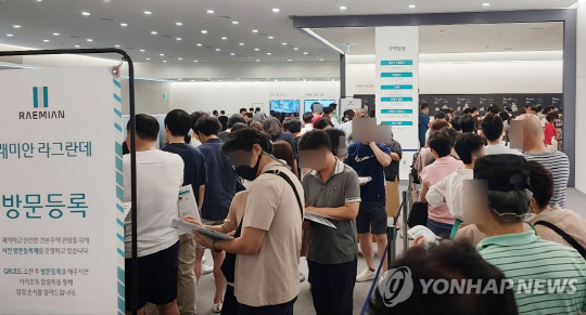 지난 8월 서울 송파구 문정동 래미안 갤러리에 마련된 견본주택을 찾은 시민들. 연합뉴스